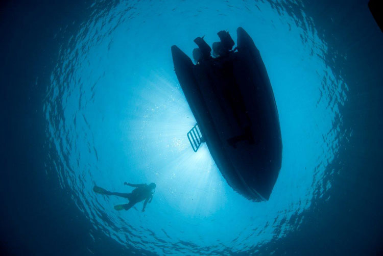 Diveboat suspended in Sunbeams